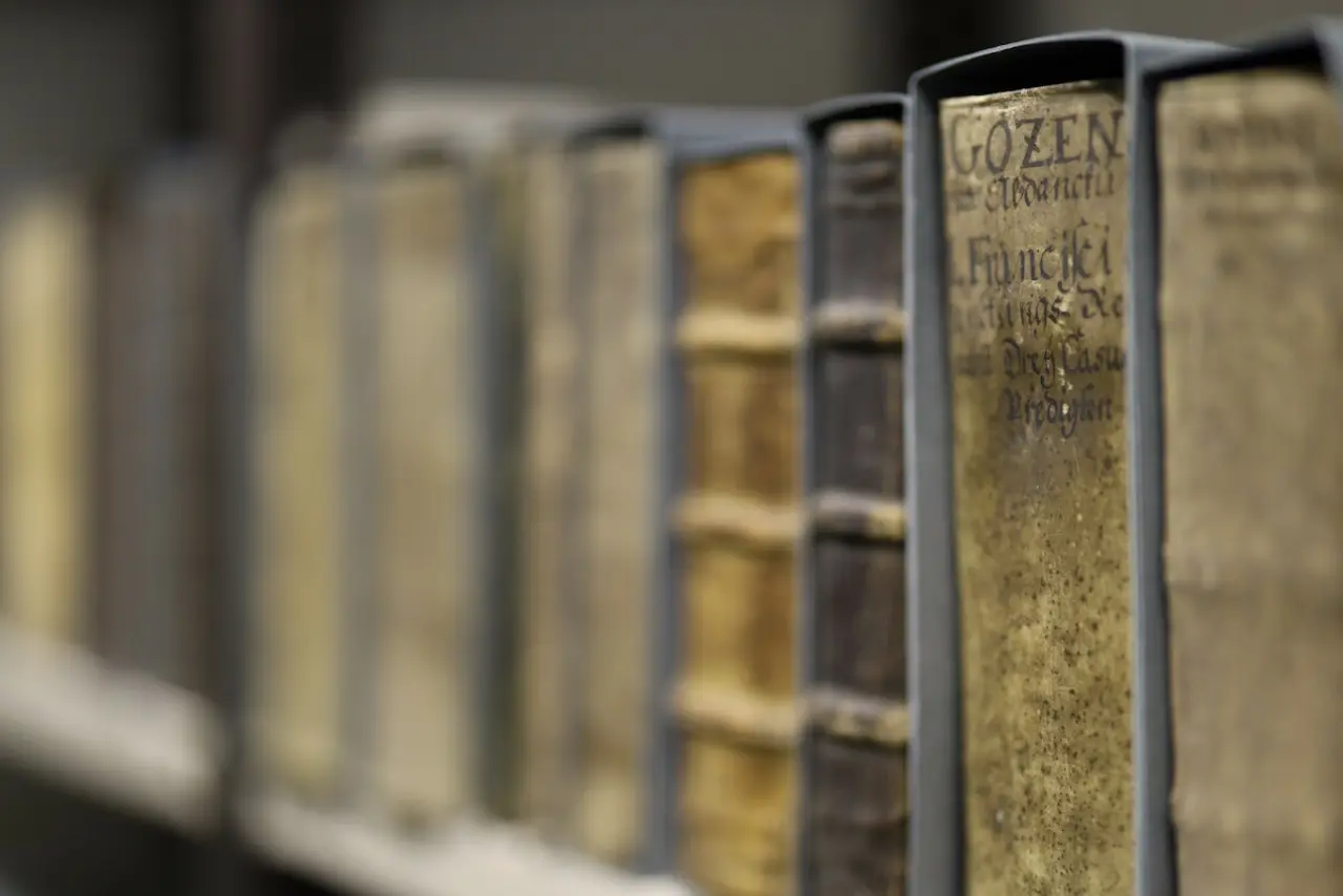 Historische Bücher in einer Bibliothek