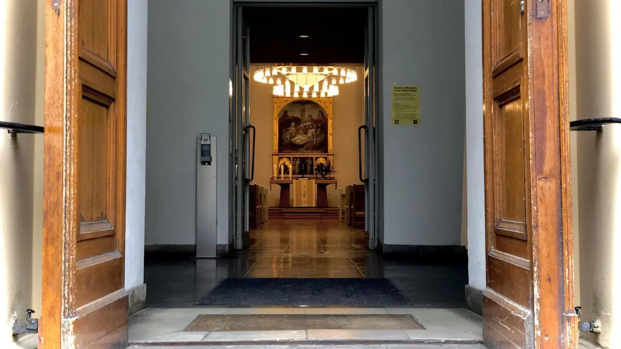 Blick durch die geöffnete Eingangstür der Luisenkirche in den Altarraum.