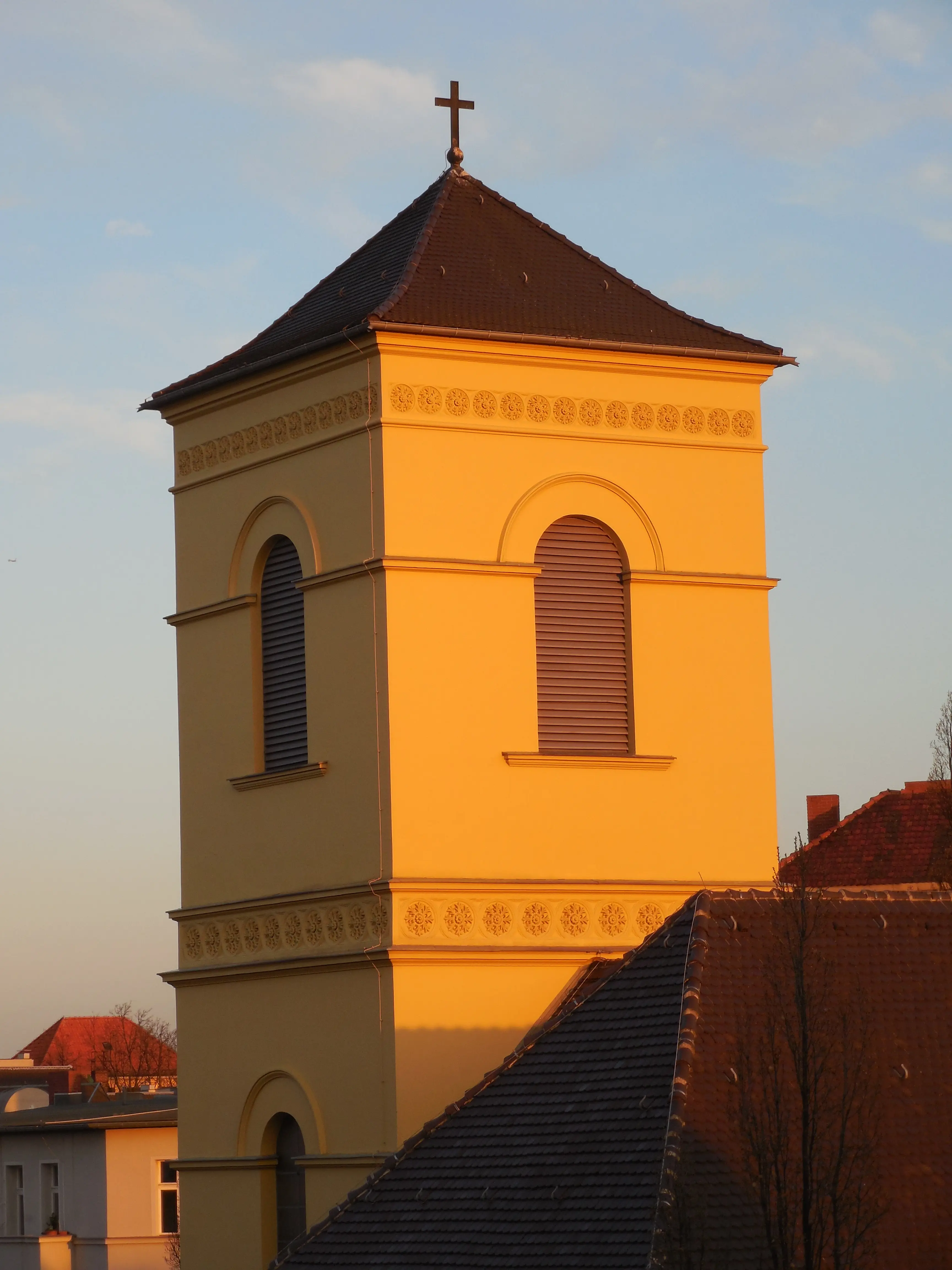 Kirchturm der Luisenkirche im Licht der Abendsonne