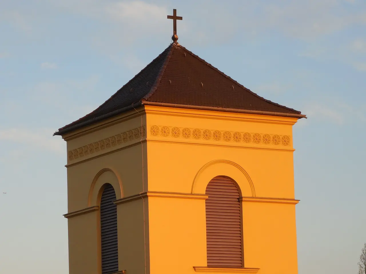Kirchturm der Luisenkirche im Licht der Abendsonne