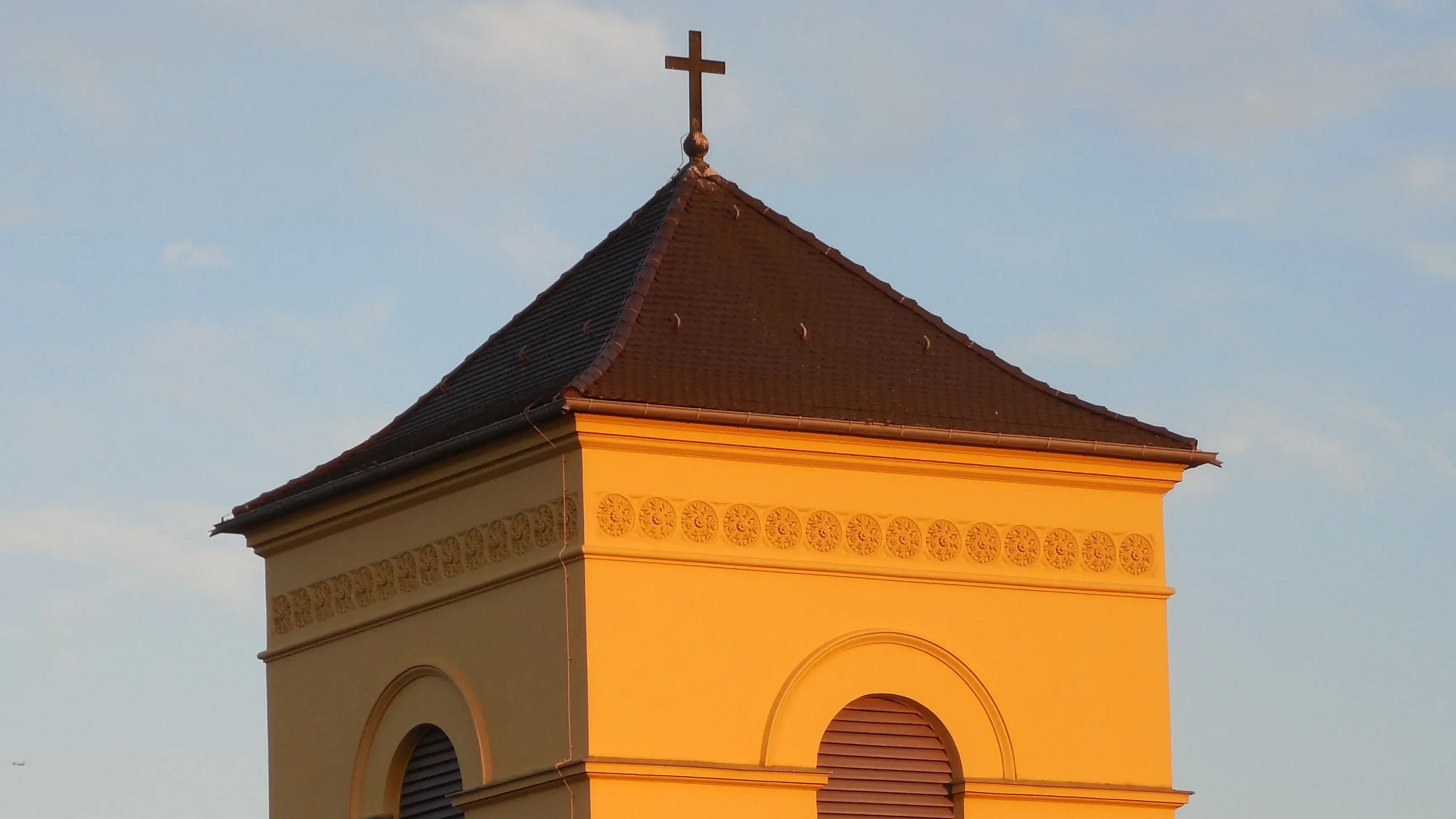 Kirchturm der Luisenkirche im Licht der Abendsonne