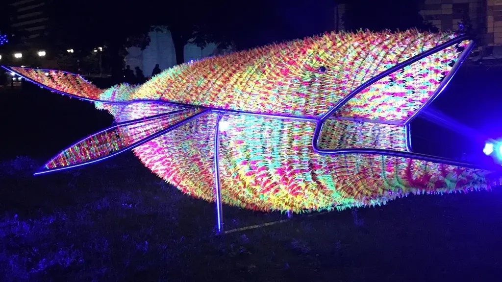 Foto einer Kunstinstallation von einem bunten Fisch, ca ca. 5 Metern lang, von innen beleuchtet