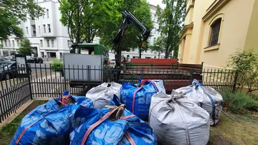 sechs Schwerlastsäcke mit Friedhofserde im Garten der Luisenkirche